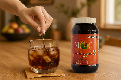 Preparando una bebida con pulpa de aloe vera sabor manzana