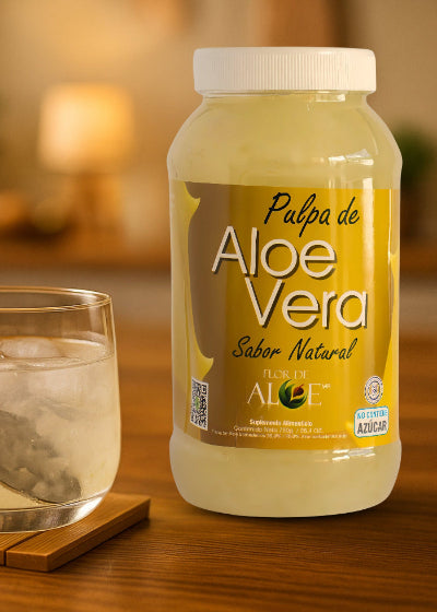 Pulpa de sábila natural servida en un vaso con agua y hielo