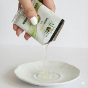 vertiendo el contenido del sobre de aloe vera sabor moras en un plato